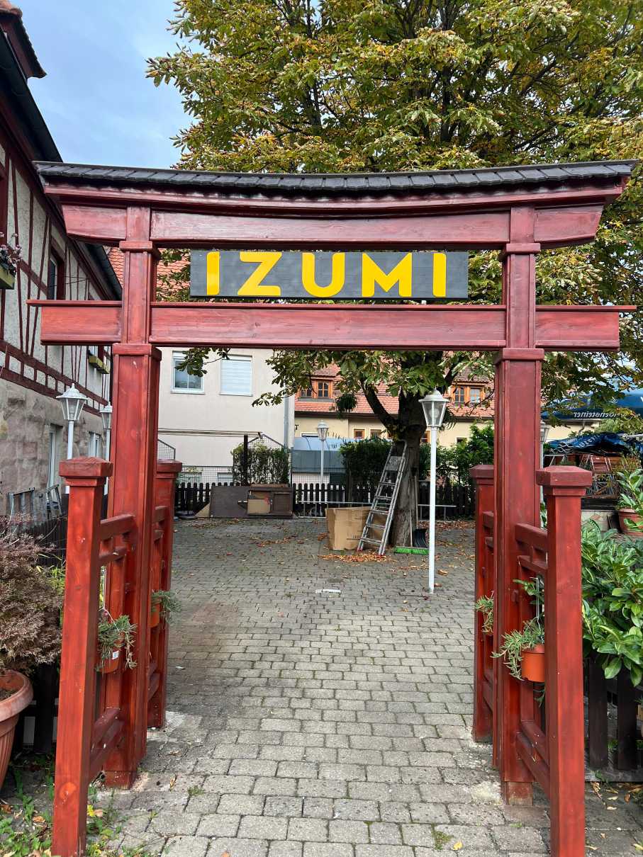 asiatischer Torbogen als Eingang zum Izumi